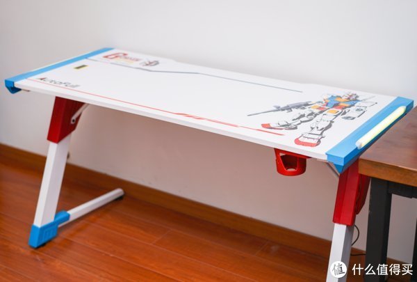 电竞桌|超彰显“钞能力”的礼物——傲风联名高达电竞桌上手体验