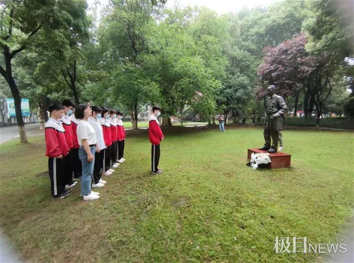 武汉四中|市民自发到袁隆平母校武汉四中吊唁，78岁老校友含泪填词