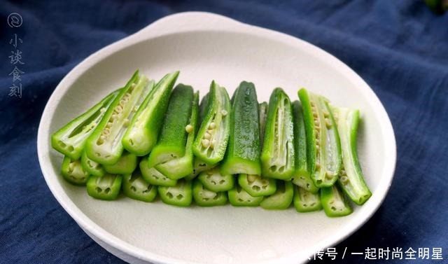 秋葵焯水,有人放油有人放盐,都不对,加2勺它,颜色青翠不变黄