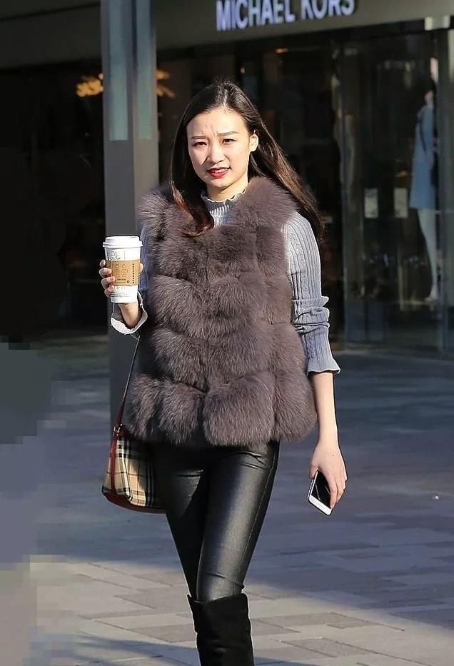 皮裤子会给人清新利落的感觉，恰到好处地展现女人的气质美