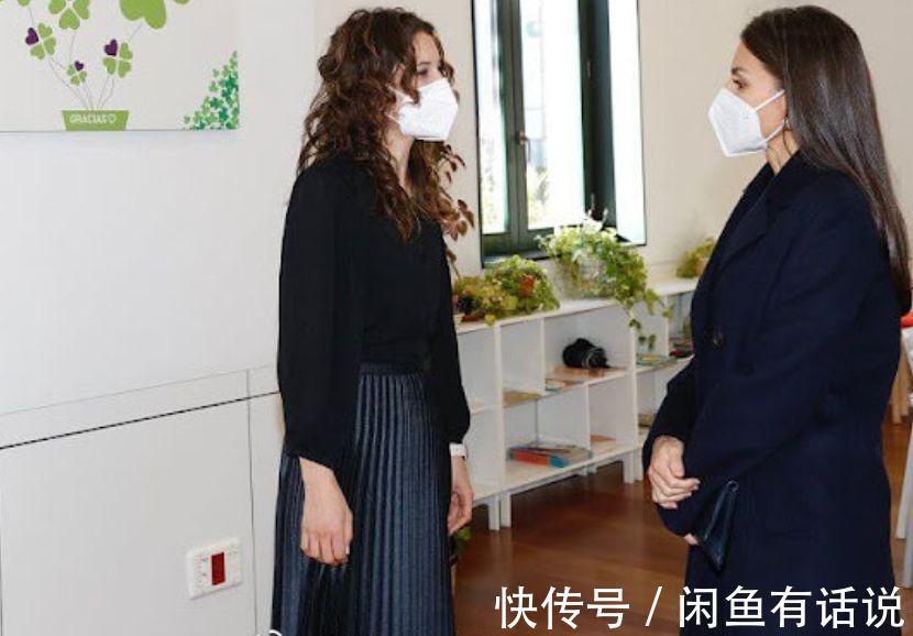协调感 西班牙王后无惧衰老,大衣里裹西装保暖到位,白发明显气质也高贵