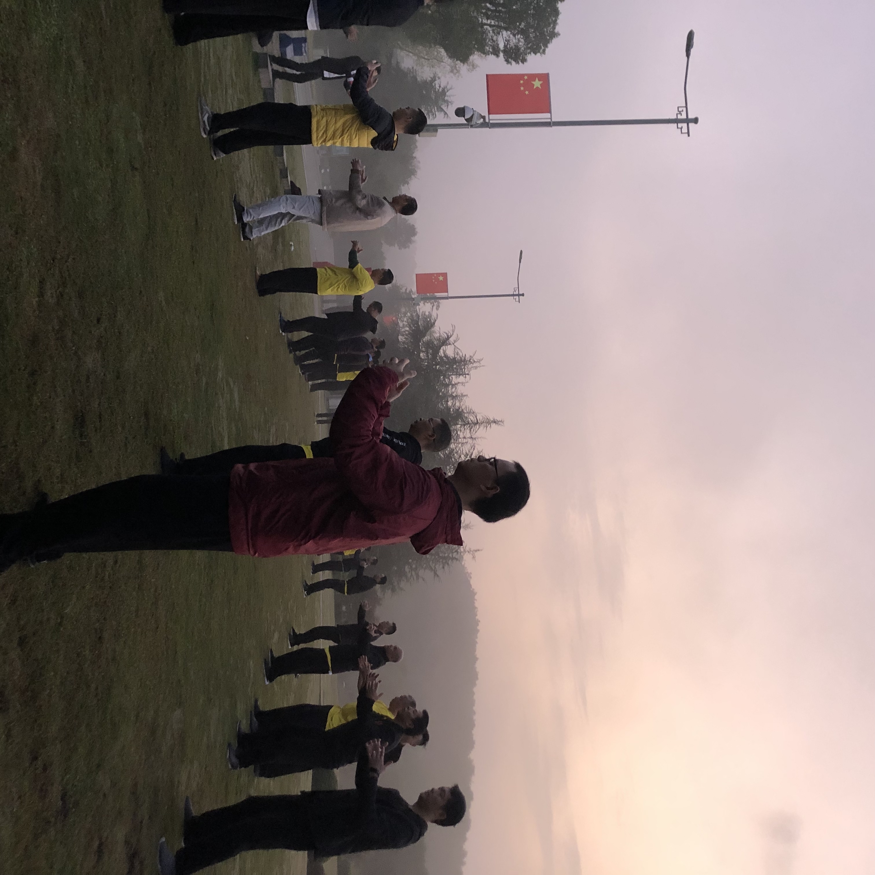 的越|站养生桩双腿弯曲的越大越好吗?【站桩初学者注意事项】