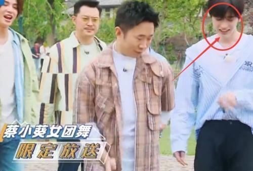 虞书欣现身《奔跑吧》看清出场方式，靠“亲戚”关系就是不一样