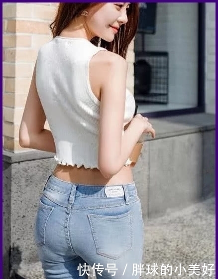 洒脱的牛仔裤,就算“烂大街”更有前卫的感觉,尽显高挑身型