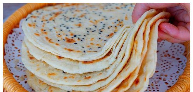 芝麻烧饼|最好吃的芝麻烧饼做法，不用烤箱，一次成型，咬一口掉一地渣，香