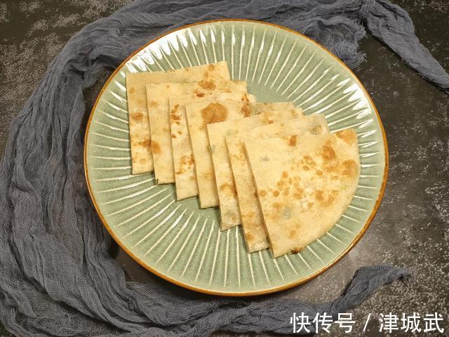做烙饼,开水烫面还是凉水和面?都不对,教你正确做法,柔软好吃