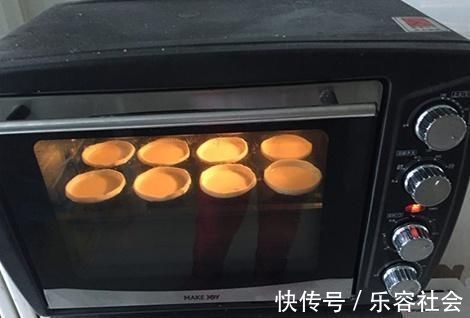 自己做的蛋挞，没有任何的添加剂，绿色健康，味道还非常不错哦