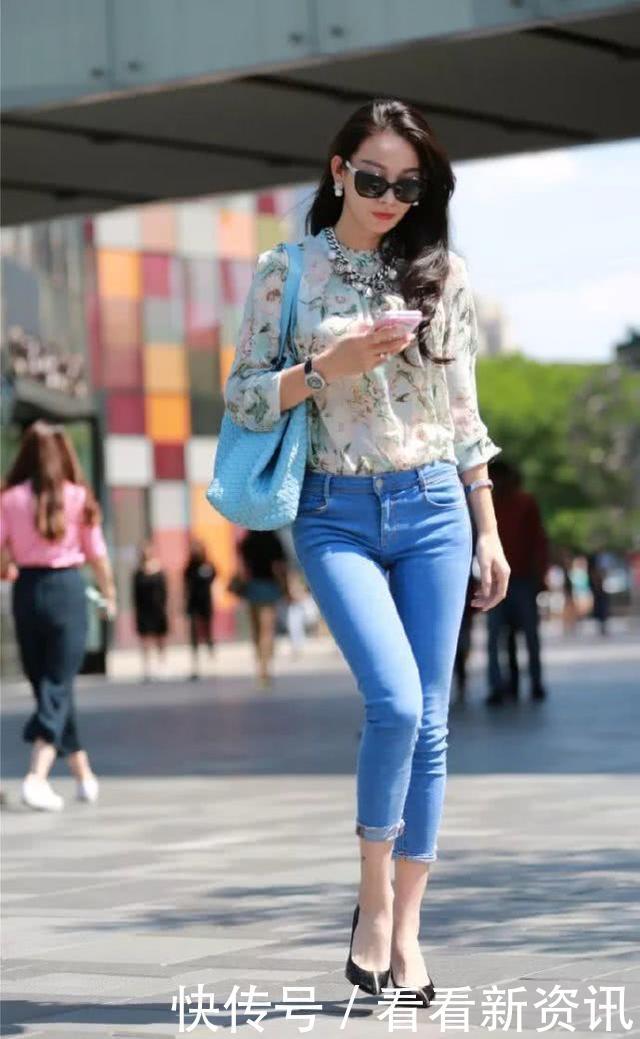 绿色碎花上衣搭配紧身牛仔裤,时尚迷人,清新感十足