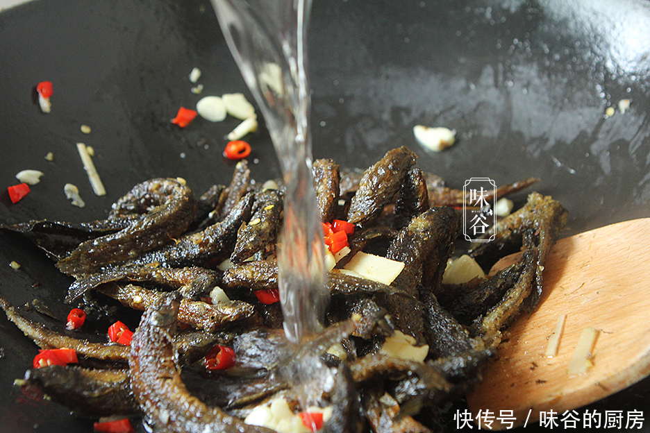 下饭|冬天，多给家人吃此这鱼，肉质细腻刺又少，简单焖一焖鲜香下饭