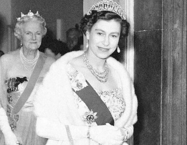 同戴“珍珠泪”皇冠,卡米拉无法驾驭,凯特端庄,戴妃头上最闪耀