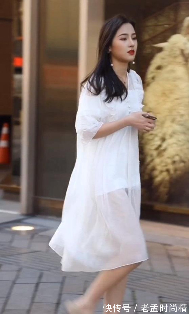 美女 街拍: 美女穿着显老的裙子低头玩手机,一抬头,比明星还美