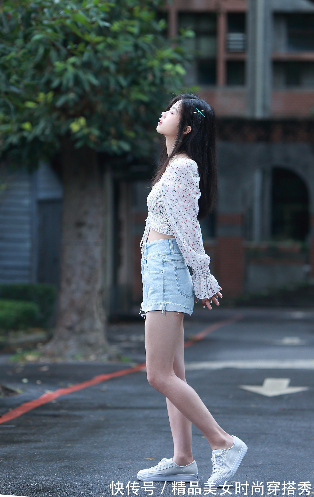 牛仔短裤|碎花的小衬衫搭配牛仔短裤,青春甜美气息浓郁