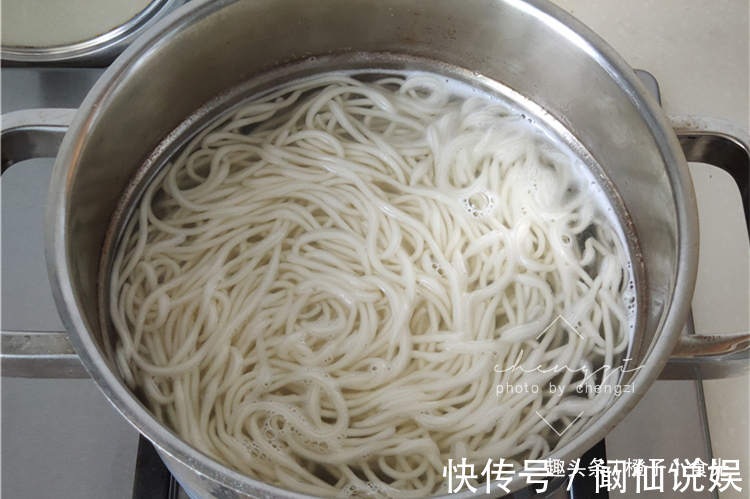 好吃|面条和茄子一起做，原来如此好吃，我家隔三岔五做，每次吃光光