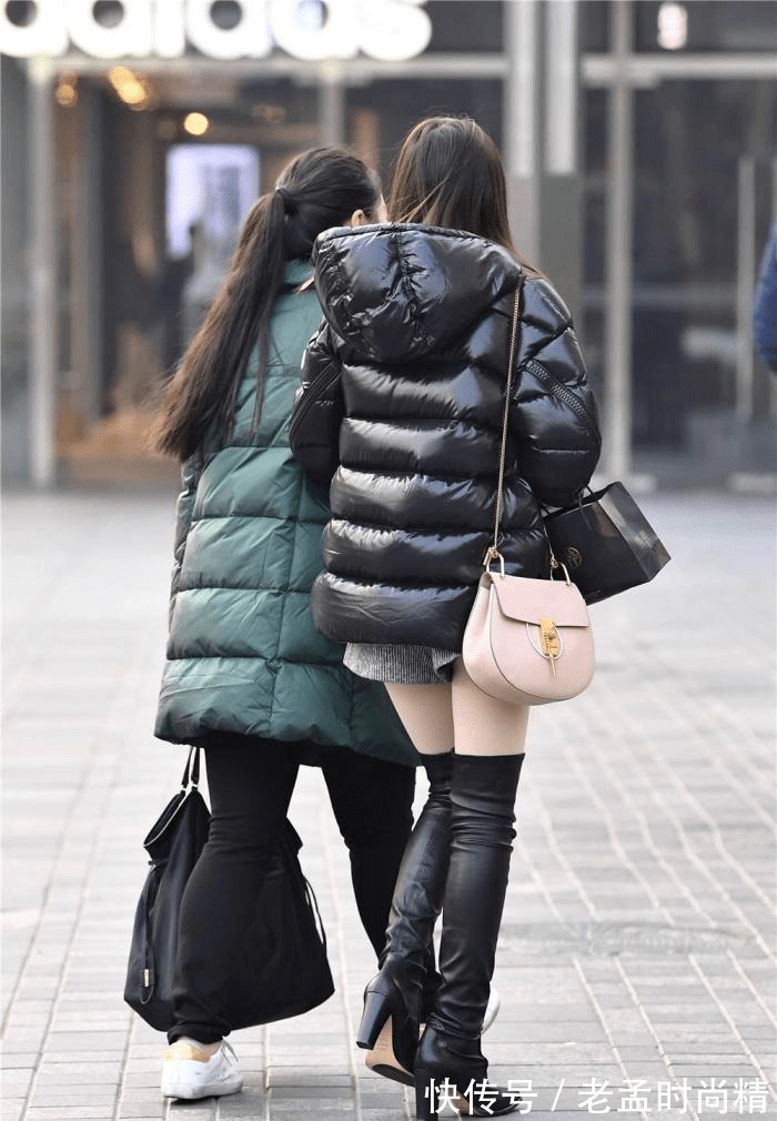 身材 黑色粗跟过膝皮靴,搭配灰色短裤,苗条身材才适合的穿搭