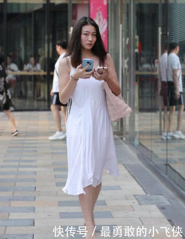 魅力|小姐姐有魅力,穿白色吊带裙时尚又迷人,成为街上一道美丽风景线