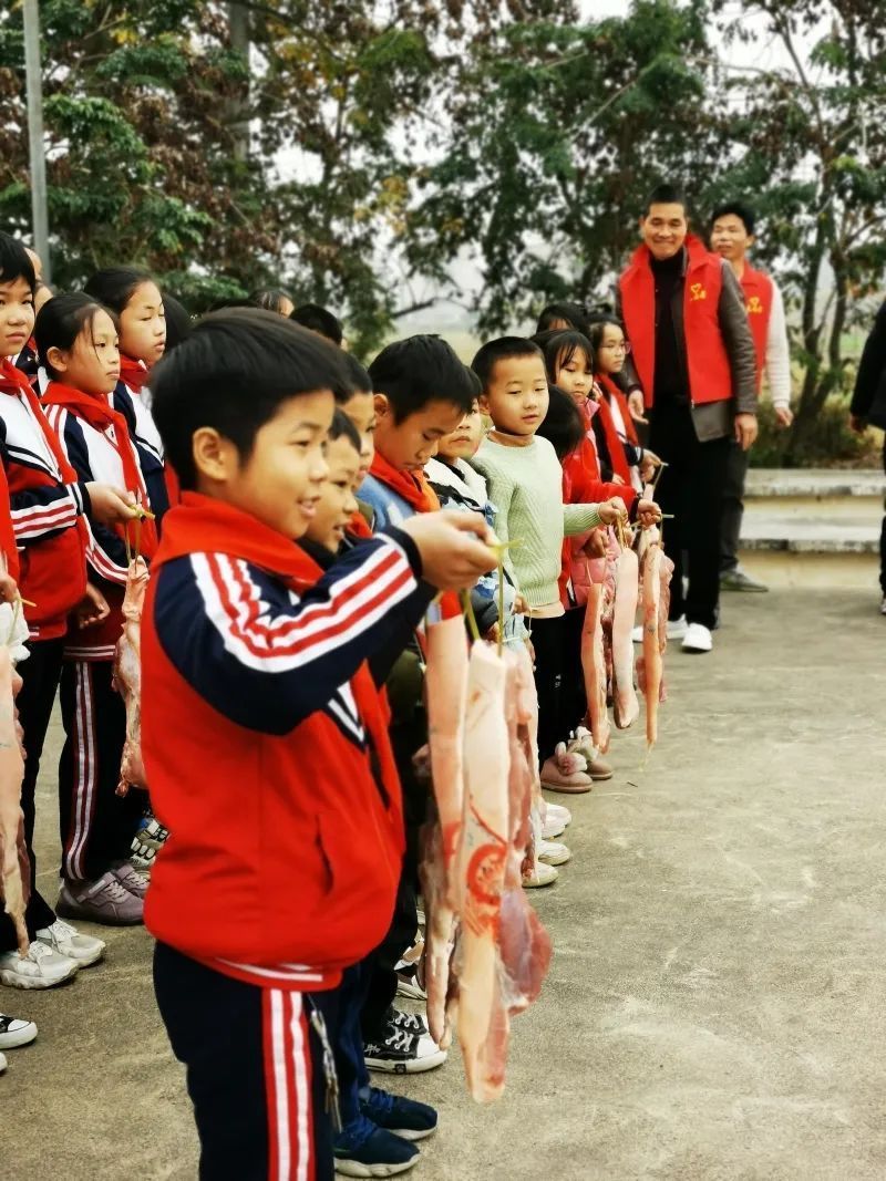 优秀学生|靠“实力”吃肉!一学校对74名优秀学生进行奖励:每人3斤猪肉
