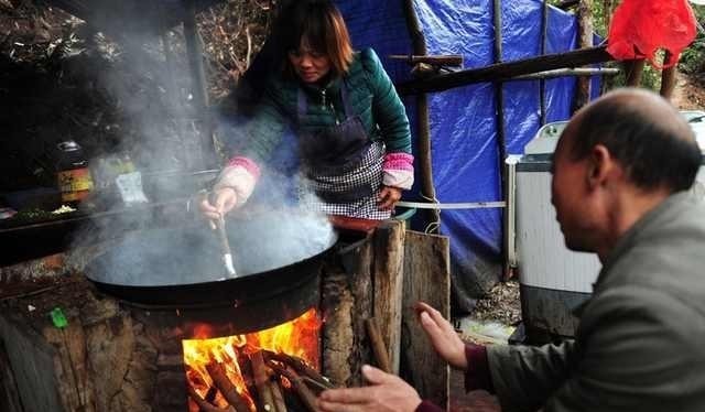 张妻子|与世隔绝的“悬崖人”, 二十个人一桌三个菜, 恐高的人不要来