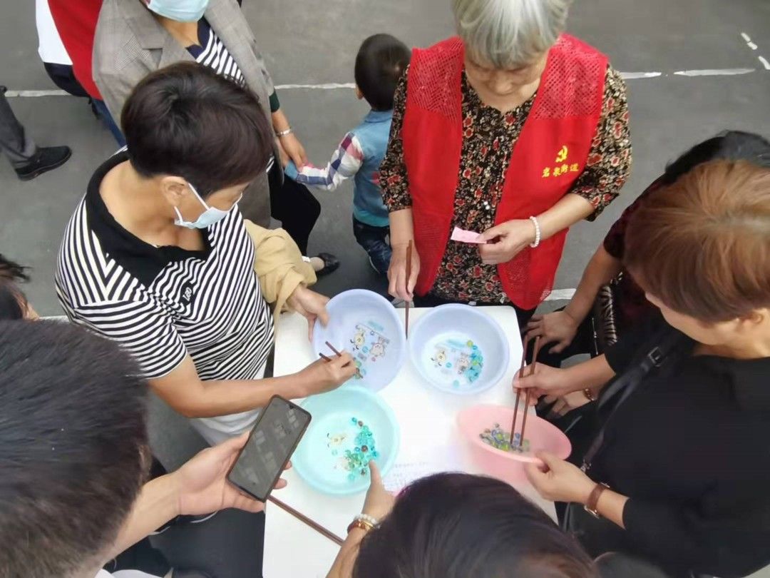 李奶奶|接沙包、夹弹珠、传乒乓球……市区这里的老人们玩嗨了