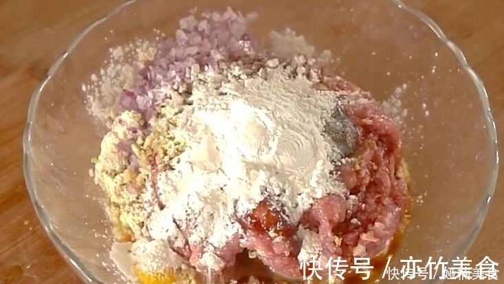 做丸子时,需要放油吗?很多人第一步就做错,导致丸子不香不筋道