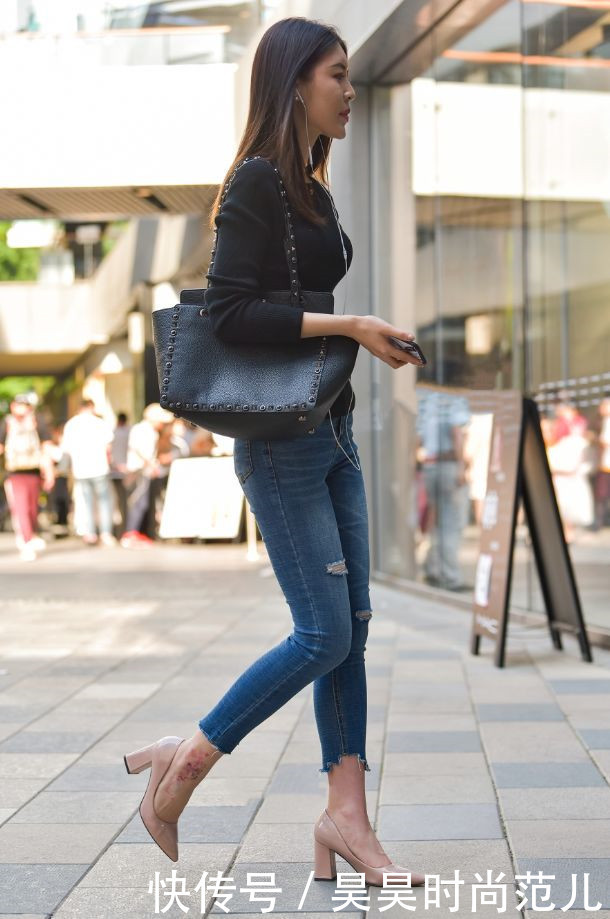 牛仔裤|简单时尚的秋日穿搭,温柔针织衫+破洞牛仔裤,减龄优雅有气质