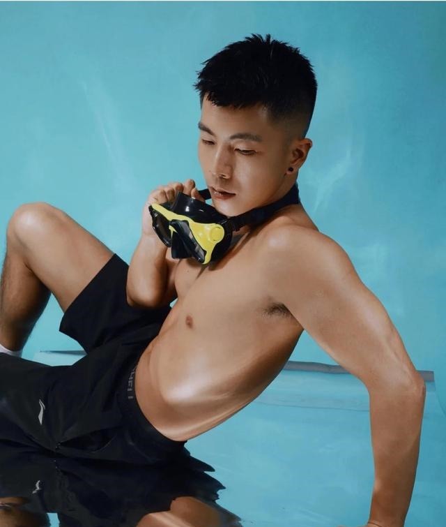 健壮|影棚海底清凉一夏,健壮身材,英俊容颜,带着游泳镜的帅气肌肉男!