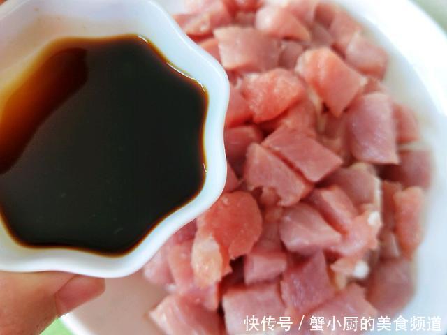  烤箱版的牙签肉，不用油炸更健康，香辣鲜香，越吃越想吃