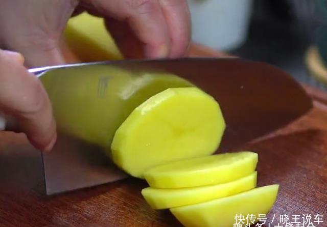 年夜饭的必备菜：凤尾虾球，外酥里嫩，轻松俘获小朋友的心