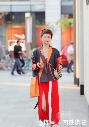 牛仔裤|路人街拍,黑色皮质外套搭配黑色紧身牛仔裤,小姐姐穿搭很减龄啊