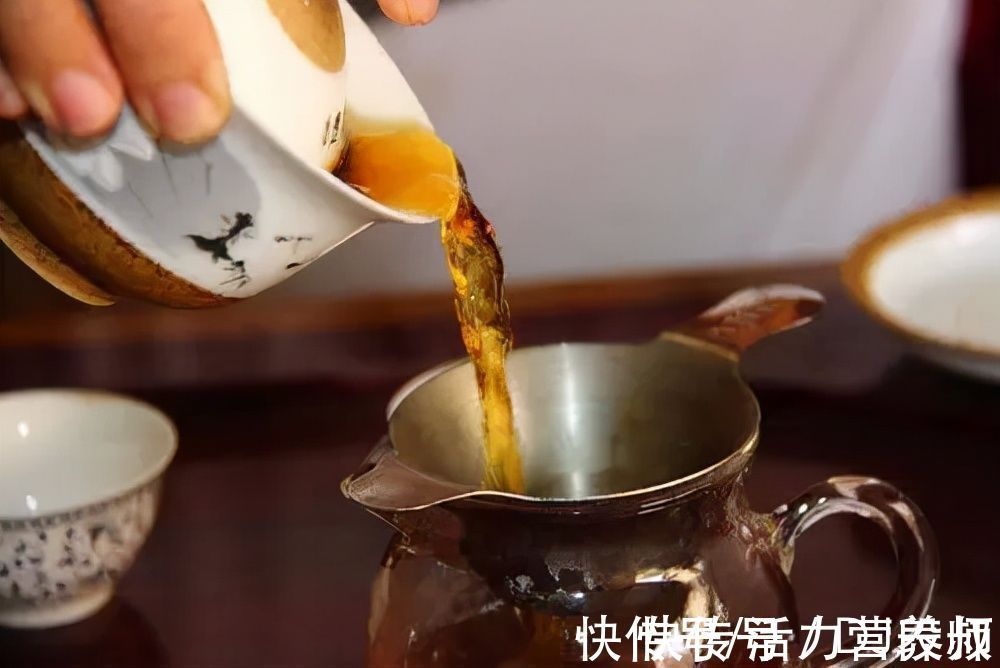 喝茶|研究发现：喝茶可以保护心血管，但喝绿茶还是红茶好？你选对了吗