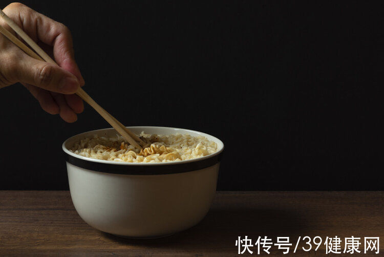 致癌物|方便面吃多了会致癌?世卫组织:真正致癌的食物是6种,尽量少碰