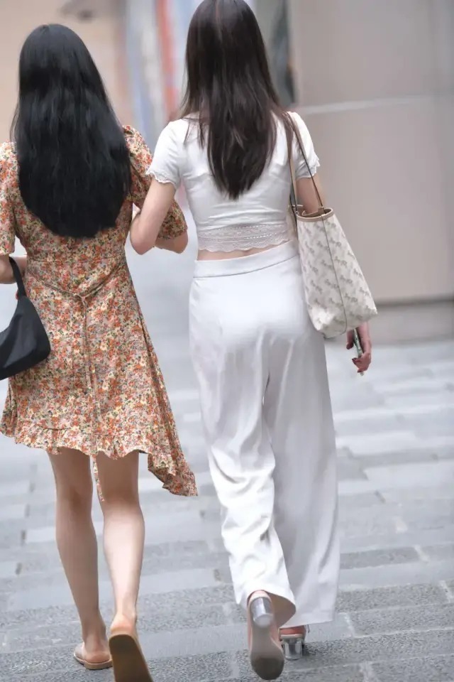 和闺蜜逛街,穿白长裤的大长腿性感美女
