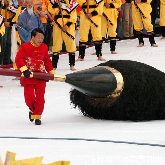 毛笔@男子写巨型书法,百斤墨水一次挥霍完,一个印章还需要六人扛动