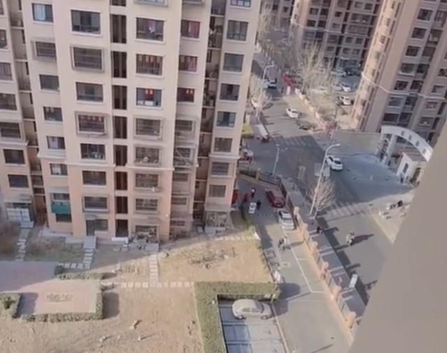 1岁半外孙女和姥姥分开12天,知道姥姥回家便蹲在厨房翘首以盼!