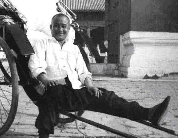 称为|他是清朝的世袭亲王，晚年却只能靠拉黄包车为生，还被人们称为“车王”