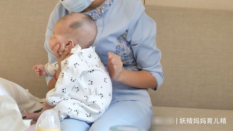 生理性|拍完嗝，宝宝还吐奶？图解2个正确拍嗝姿势，简单实用，看完就会
