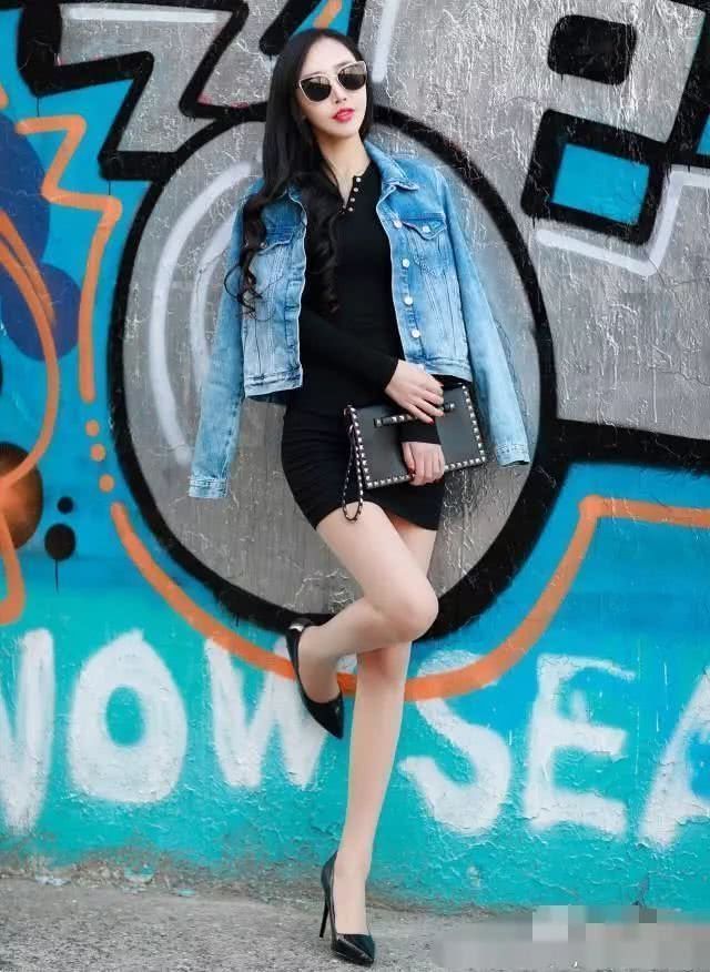 街拍:小姐姐短裤搭配T恤,加上红色的眼镜,清爽而有型