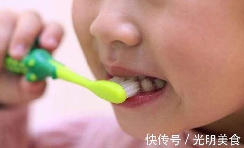 冯妈妈|“鲨鱼牙”宝宝照片走红,妈妈送医后,医生全赖家长