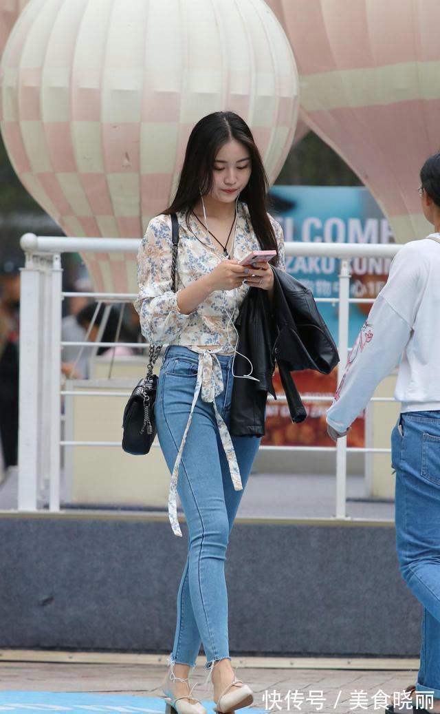 小姐姐|百搭的牛仔裤,配白色一字肩,清凉时尚又简约,美丽又大方