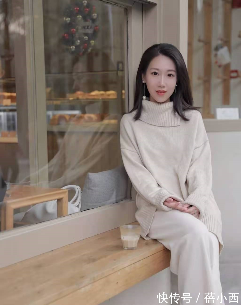 毛衣|“高领毛衣”怎么穿才洋气?建议搭配这4件下装,照穿就很显气质