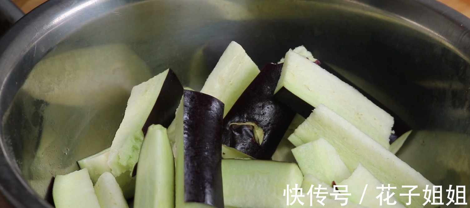 青辣椒|炒茄子,一定不要直接炒,多做这一步,茄子鲜香下饭不油腻!