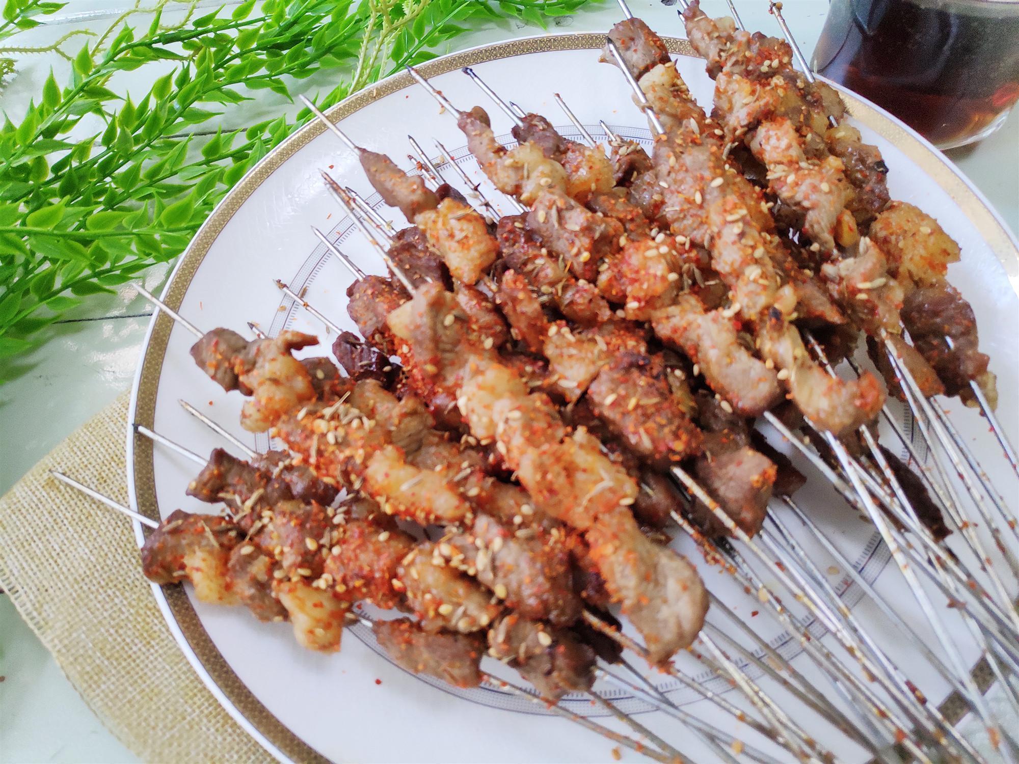 羊肉和孜然是绝配,教你在家烤羊肉大串,味道和烧烤店的一样好吃