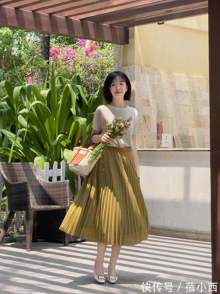 衬衫|女人一旦过了30岁,穿“衬衫+半身裙”,优雅又高级,气质满分