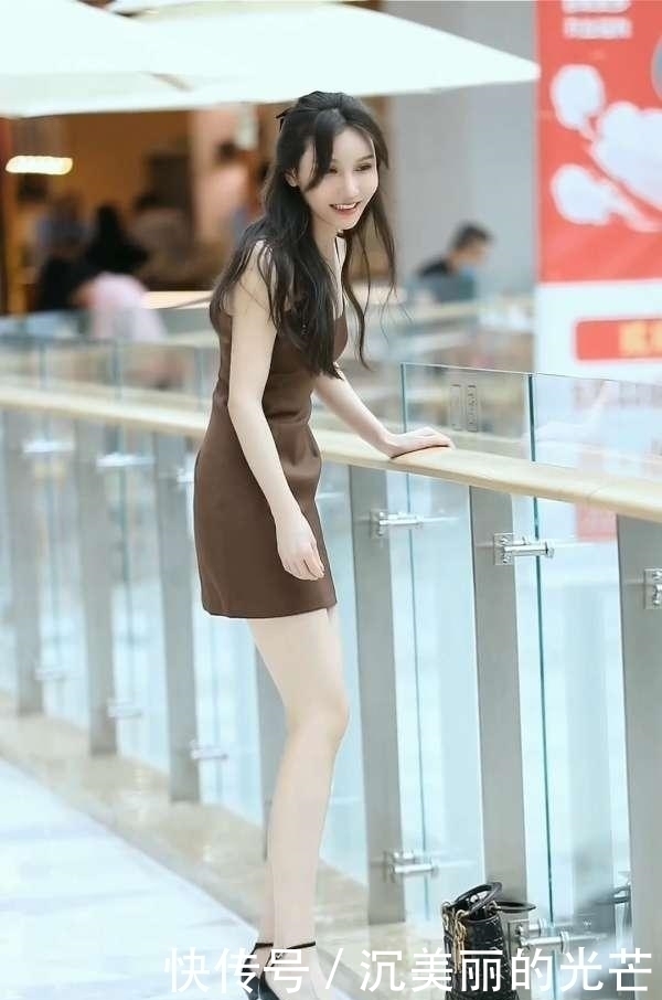 高级感|不要在穿短裤了，看看小姐姐的咖啡色吊带短裙，高级感十足