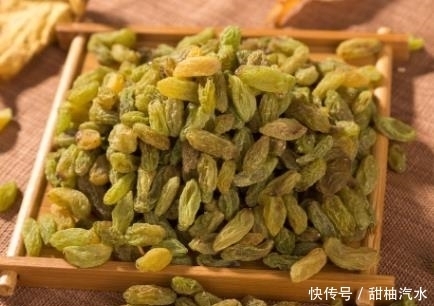 中薪|葡萄干泡水太厉害了,会产生如此令人满意的效果,女性不要错过