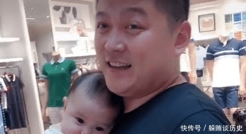 奶爸“小鸟依人”式抱娃:这是最豪华温暖的“移动软卧”了!