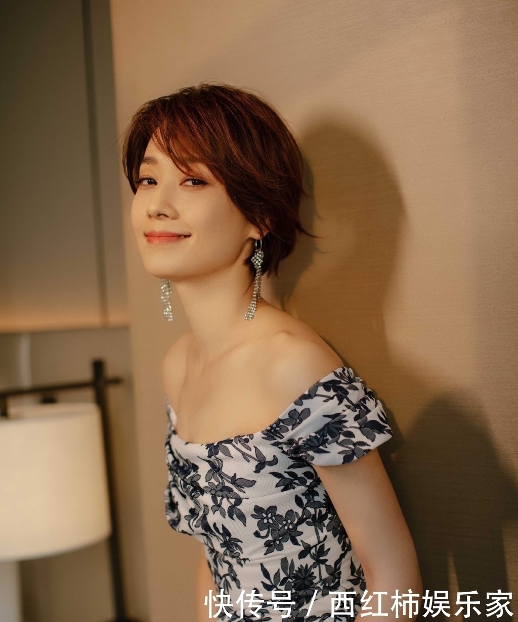 头发|怎样烫发头顶蓬松?烫发根效果不错,显得发量多又年轻