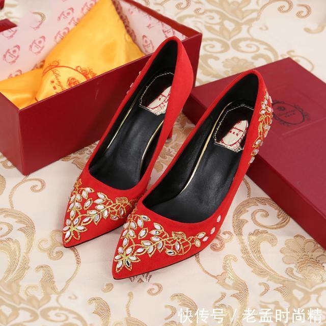 一字扣 红色高跟鞋可不能乱穿哦!一不小心就会变成土鳖