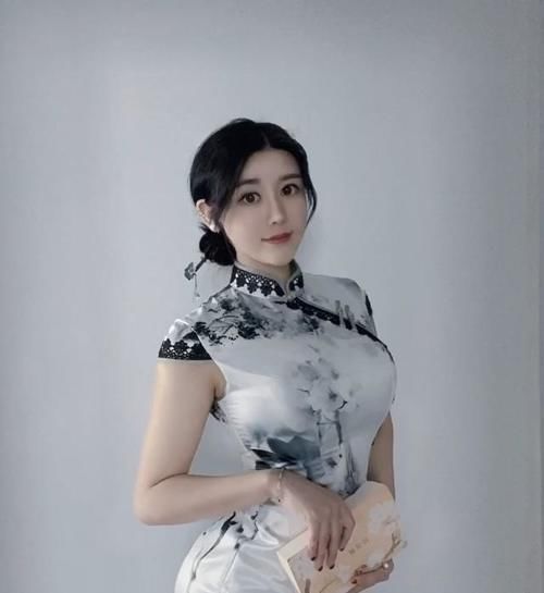 东方美 山水旗袍极具东方美,小姐姐穿上使东方女性的优雅韵味尽溢