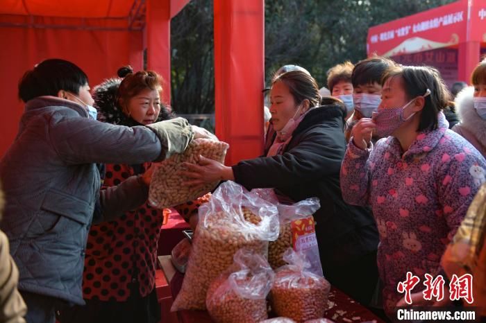 大集|春节将至 民众赶大集挑年货