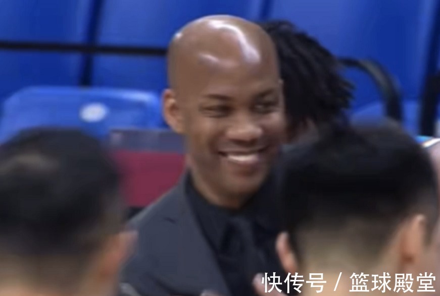 兰兹|北控惨败青岛!吴庆龙+威尔斯抱老马,肘子无奈,兰兹转头离场